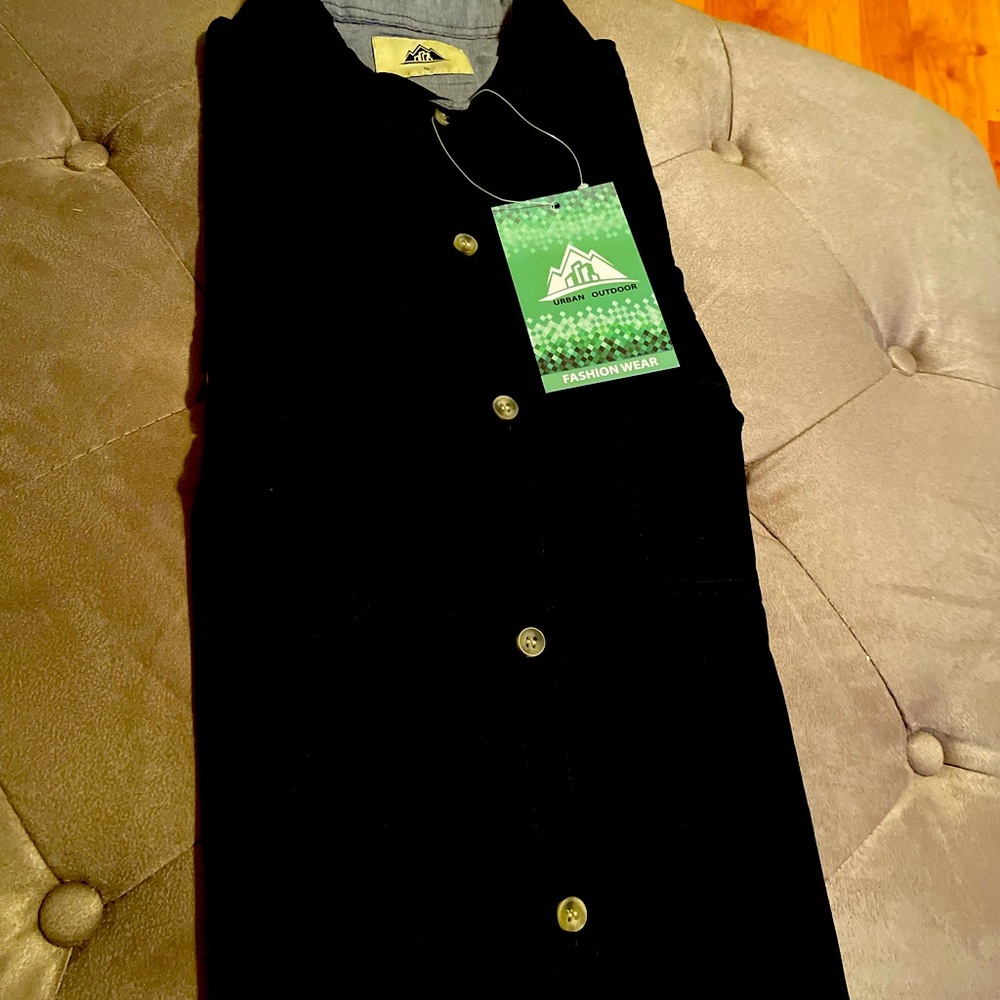 Men’s button up untuck shirt never worn